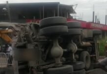 ரயில் மீது மோதிய டிப்பர்: ரயிலுக்கு பலத்த சேதம்!