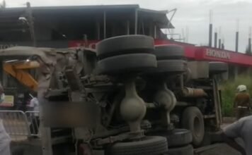 ரயில் மீது மோதிய டிப்பர்: ரயிலுக்கு பலத்த சேதம்!